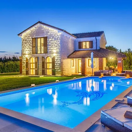 Kamenica Villa *